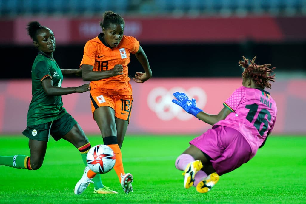 Zambia cae ante Países Bajos 3-10 en su debut en Tokyo 2020. Este partido es histórico, pues suma la mayor cantidad de goles en unos Juegos Olímpicos y también la peor caida del país africano en su historia. Vivianne Miedema hizo un póker y Lieke Mertens un doblete para la 'Naranja Mecánica', mientras que Bárbara Banda anotó los únicos tres tantos para su escuadra.