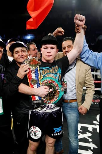 Saúl 'Canelo' Álvarez derrotó a Miguel Cotto y se coronó campeón mundial mediano del Consejo Mundial de Boxeo.