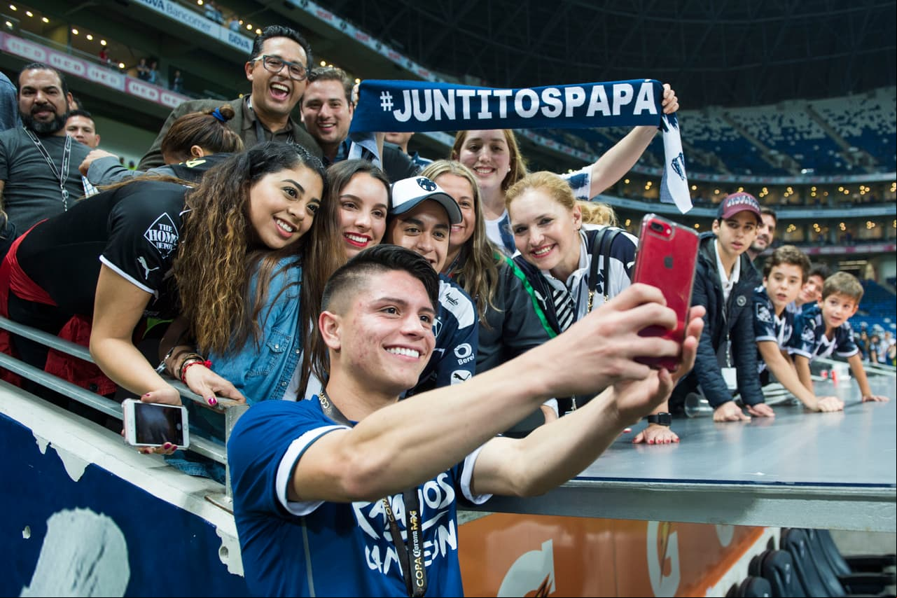 Jonathan González tiene 18 años. Es mediocampista y juega para Monterrey. Nació en Santa Rosa, California. Ha sido parte de los equipos juveniles del Team USA y a partir de la convocatoria para el duelo ante Bosnia Herzegovina del próximo 31 de enero será parte del Tri mayor.