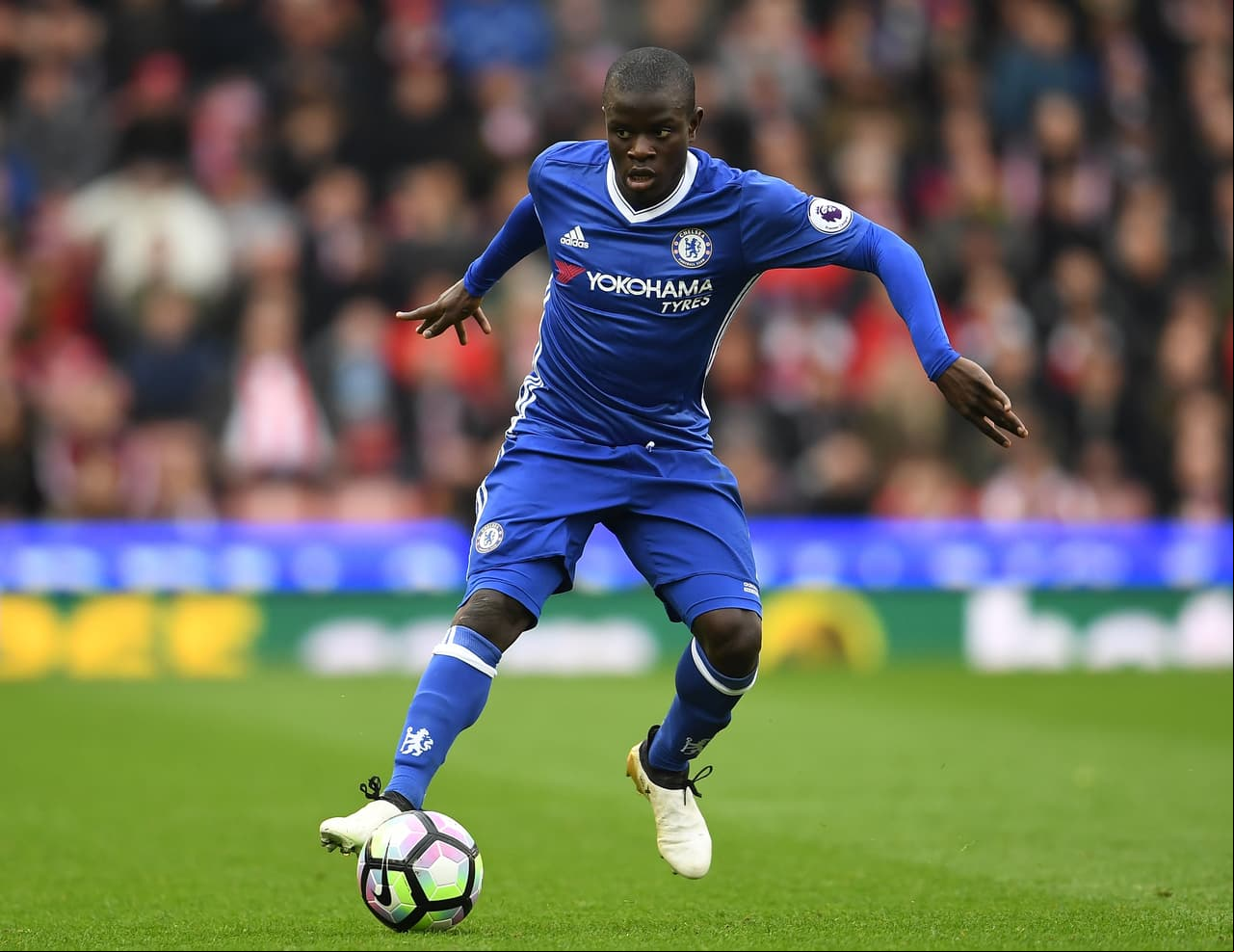 N'golo Kanté (Chelsea) - El francés cada vez rinde mejor en el equipo londinense y eso lo habría puesto en el radar del Real Madrid de Zidane.