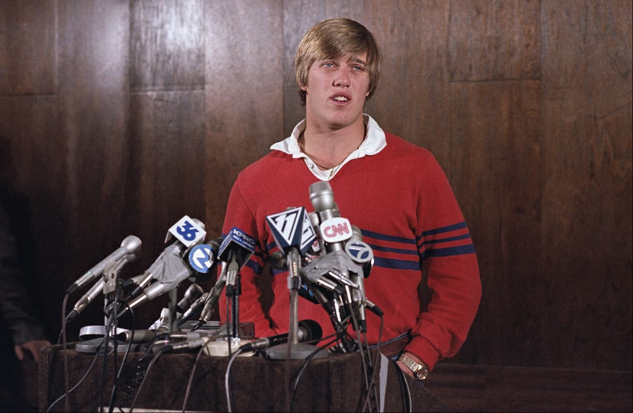 <b>John Elway | QB Denver Broncos (Salón de la Fama)</b>
<br>
<br>
<b>Draft de béisbol:</b> Fue reclutado dos veces como jardinero: en la ronda 18 por Kansas City saliendo de la preparatoria en 1979 y en la segunda ronda de 1981 por los New York Yankees.
<br>
<br>
<b>Draft de la NFL:</b> Elway fue la primera selección global del Draft 1983, por los Baltimore Colts. 
<br>
<br>
<b>Recuento:</b> Elway no quería tener nada que ver con los Colts, por lo que usó sus talentos en el béisbol para forzar un intercambio con los Denver Broncos. Llevó a los Broncos a cinco Super Bowls (quedó con récord 2-3) y terminó como uno de los mejores al ser incluido al Salón de la Fama del fútbol americano profesional en 2004.