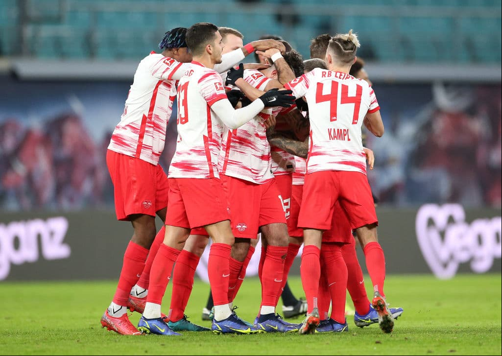 Hoffenheim vence 3-1 al Augsburg, Bayer Leverkusen y Union Berlin reparten puntos en un entretenido empate 2-2, RB Leipzig pasa por encima del Mainz 4-1, Freiburg y Arminia Bielefeld también empatan 2-2, Greuther Furth y Stuttgart nos dejan sin goles en su empate 0-0 y el Borussia Dortmund consigue una asombrosa remontada 2-3 sobre el Eintracht Frankfurt.