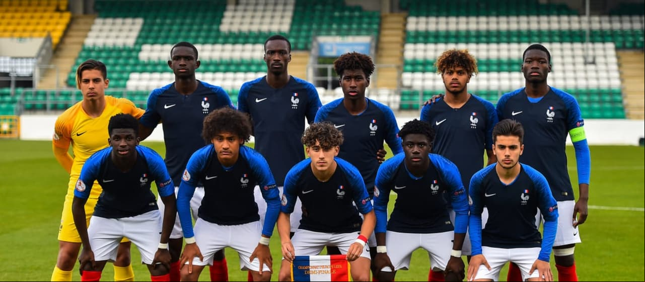 Francia goleó 4-0 al combinado australiano y España dejó atrás a Senegal.
