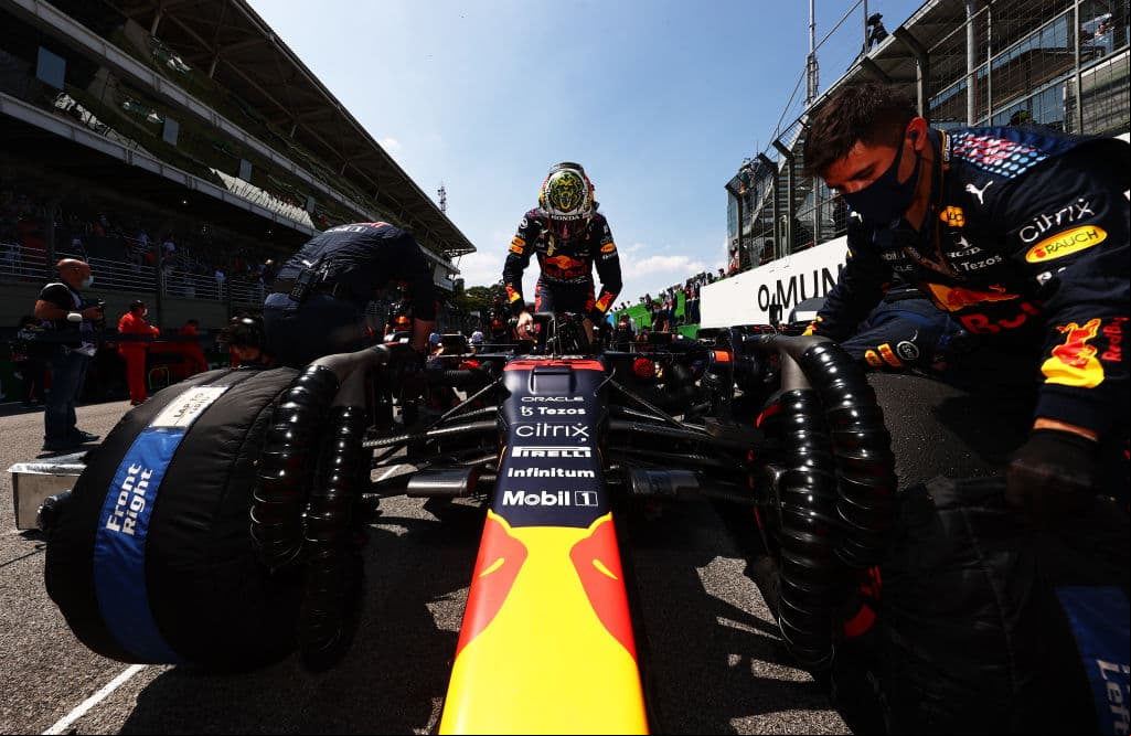 Lewis Hamilton se lleva el Gran Premio de Brasil de la Formula 1, dejando a Max Verstappen en segunda posición y Valtteri Bottas en tercero, logrando el 1-3 para Mercedes Benz; el piloto mexicano Sergio Pérez quedó en cuarta posición.