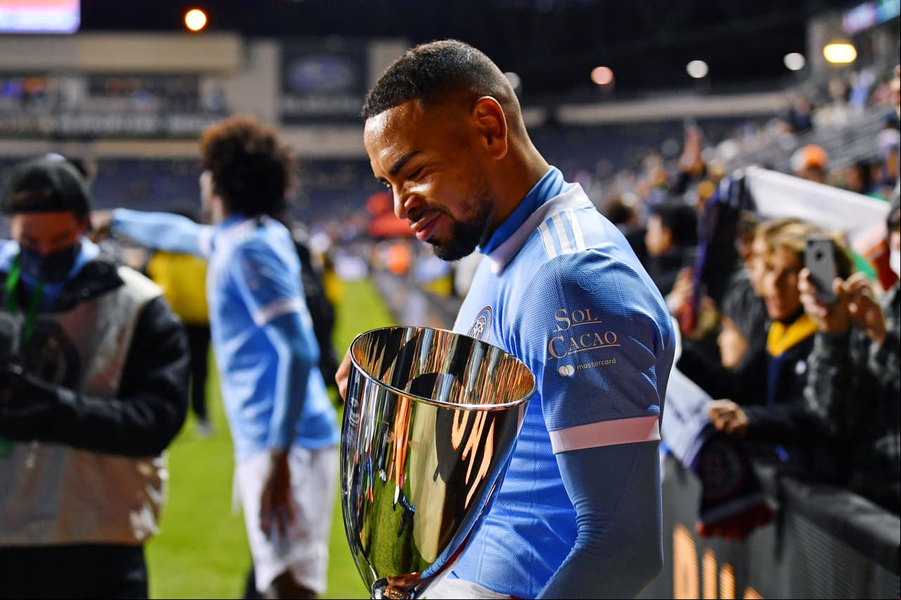 El peruano Alex Callens también tuvo el premio personal de tener la copa en sus manos.
<br>
