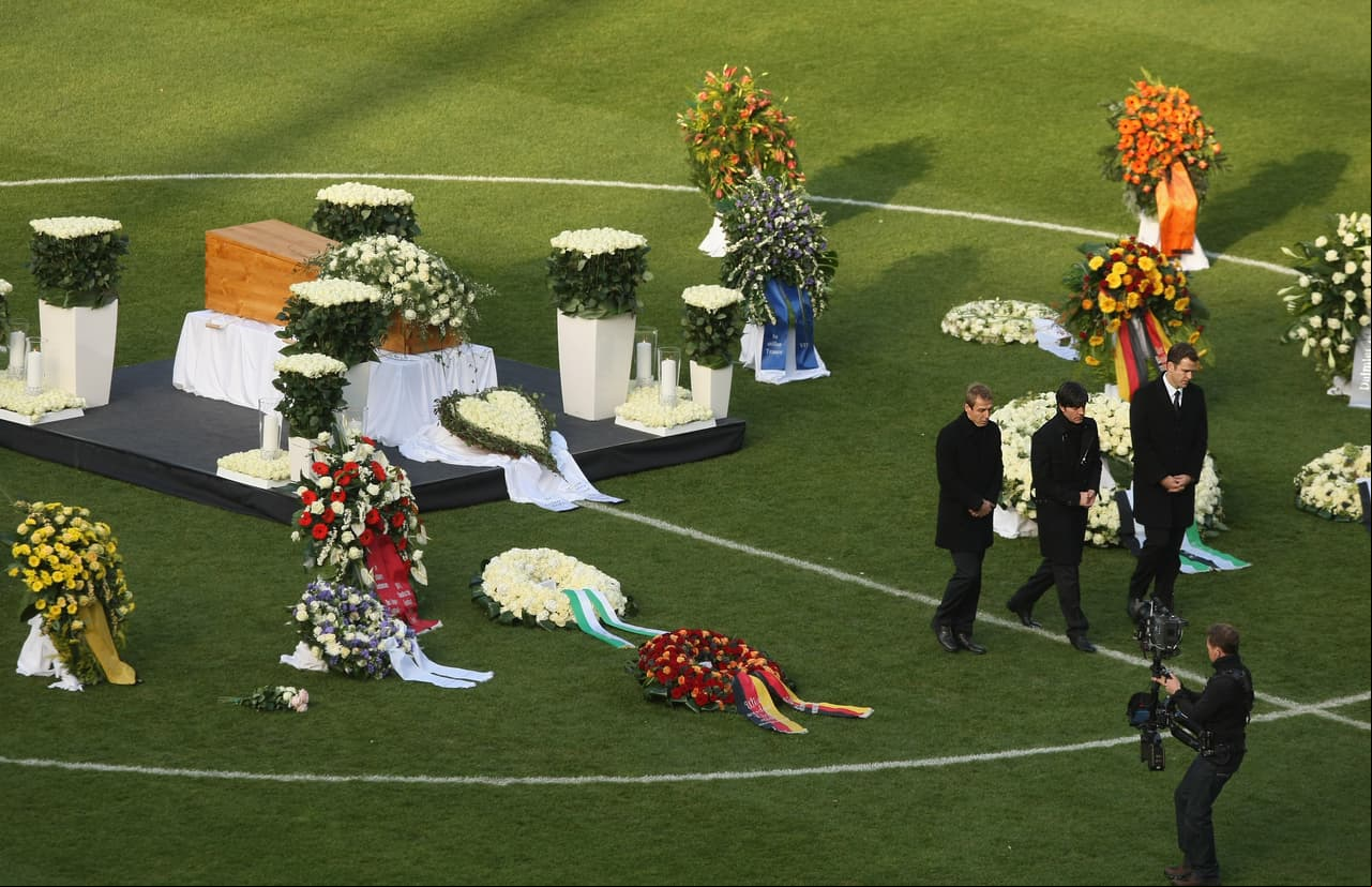 Enke sufría de depresión, desarrollada tras su paso por Barcelona, y con la pérdida de su hija por un problema del corazón en 2006 su estado empeoró. El 10 de noviembre de 2009 se lanzó a las vías de un tren para ser arrollado. El caso enlutó al mundo del fútbol.