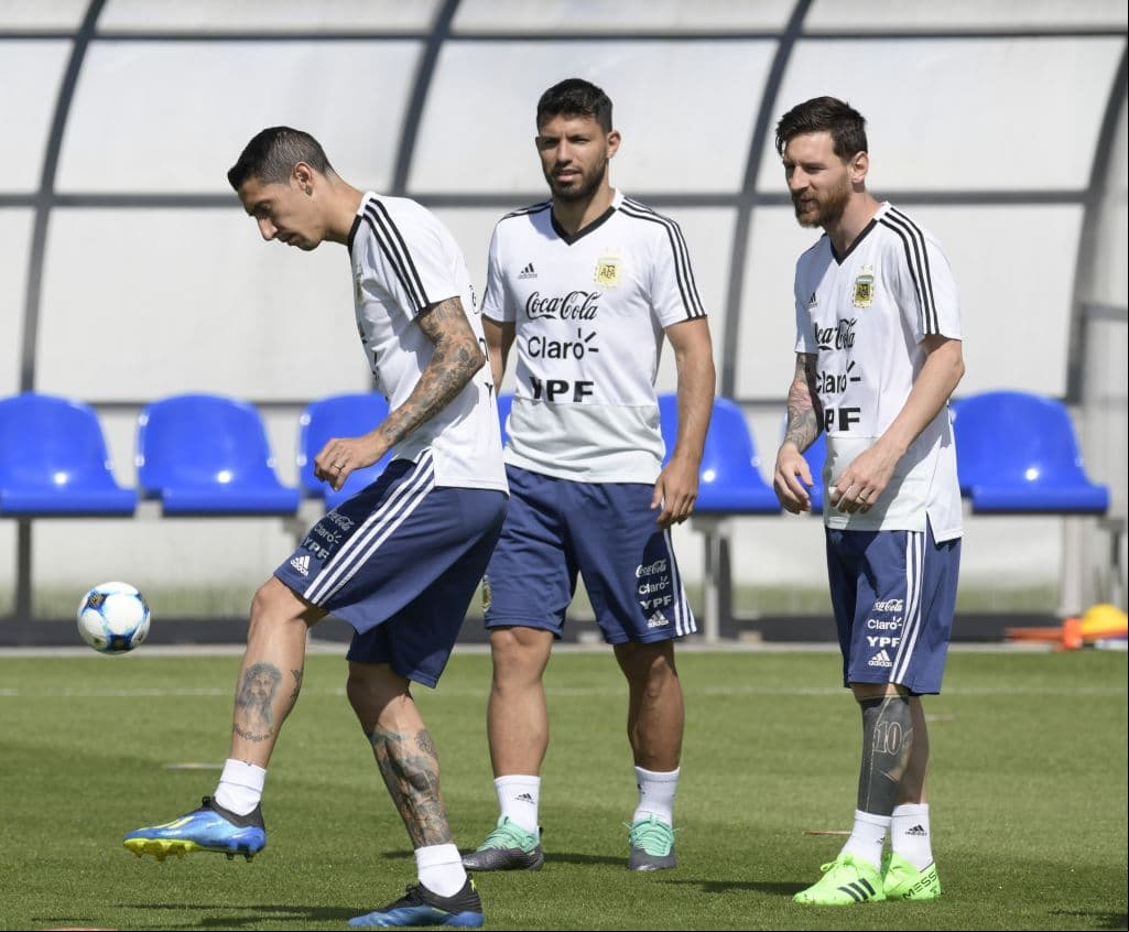 A la izquierda se ve a Ángel Di Maria, del PSG, pateando un balón pequeño ante la mirada de Messi y de Sergio Agüero. Parecen asombrados con el control de balón del esbelto atacante pampero.