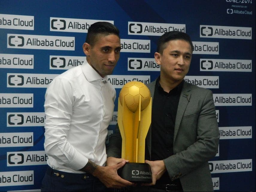 Urretaviscaya es premiado como el mejor jugador del Pachuca vs. Wyad Casablanca