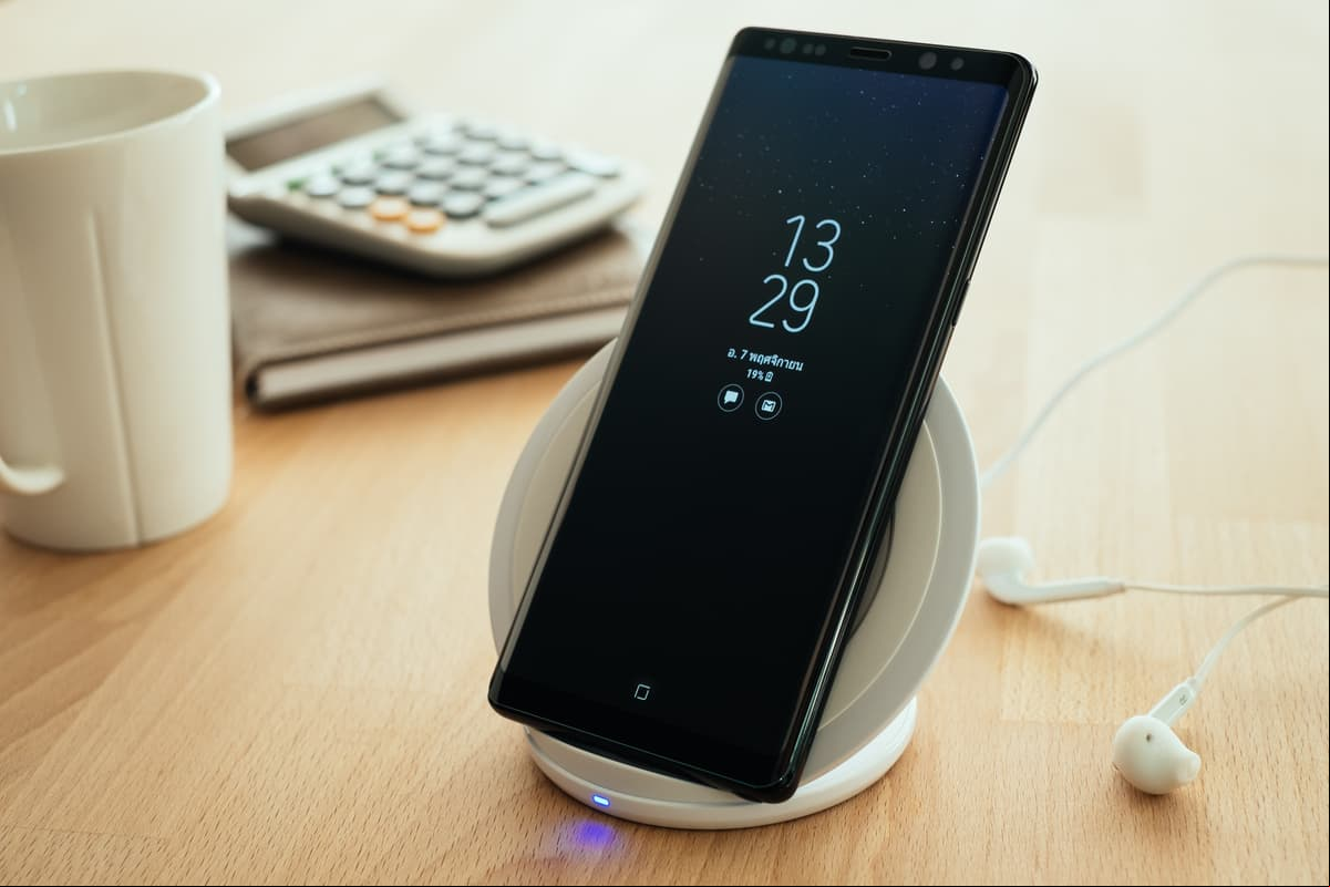 ¿Por qué es malo cargar el teléfono de manera inalámbrica? 