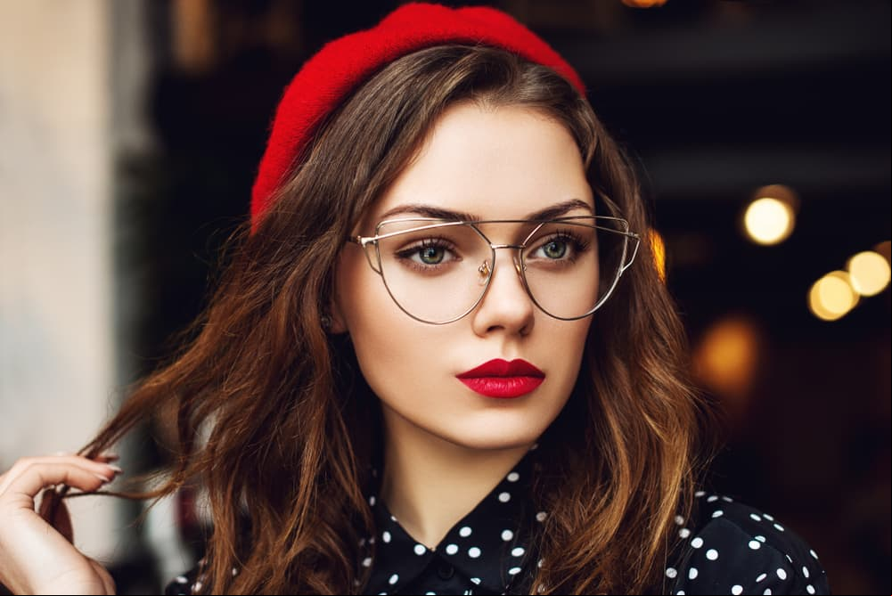 Peinados que les quedan perfectos a las mujeres que usan lentes