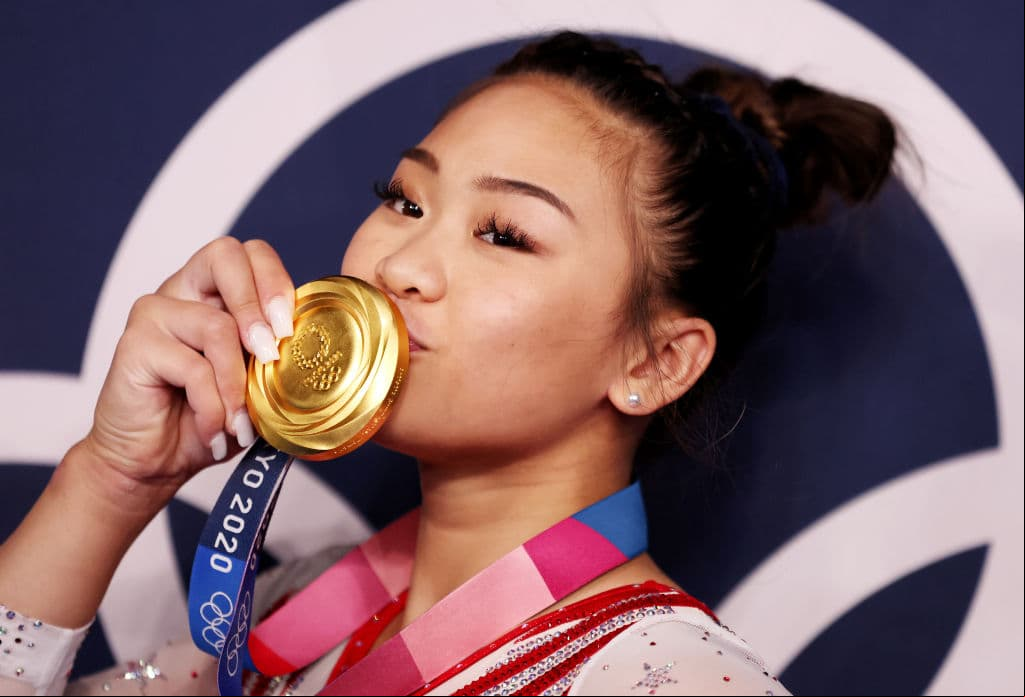 Perdió familiares en la pandemia, pero se levantó y ganó una medalla de oro: conoce a Sunisa Lee